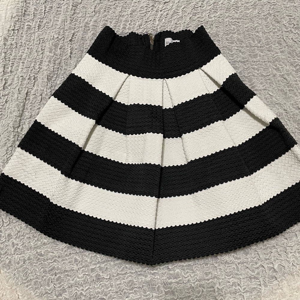 Black and white skirt 🤍💚